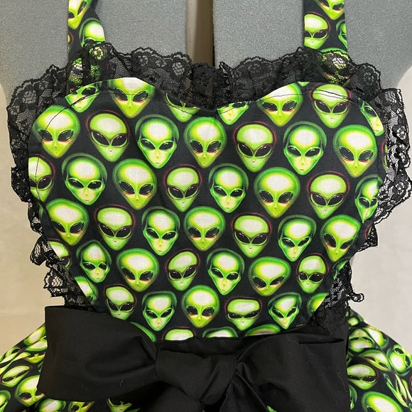 Alien Encounters Themed Custom Handmade Apron - Picture 3 of 6